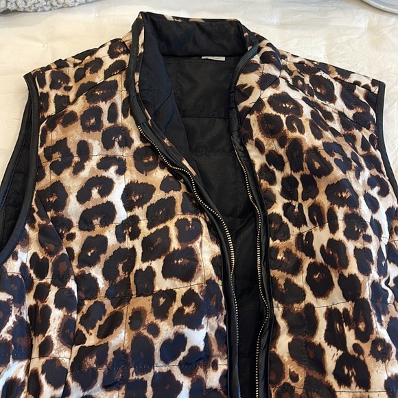 Women’s Leopard Quilted Vest - Picture 2 of 4